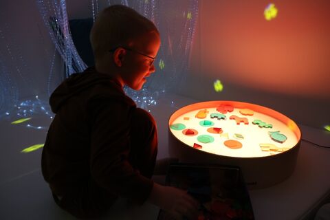 Dieses Lichtspiel fasziniert den kleinen Luke.